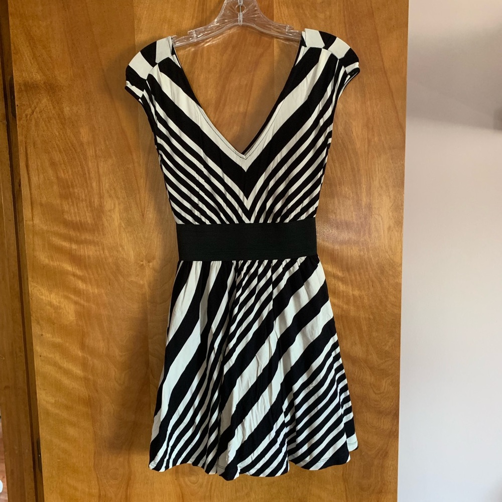 Black and White Guess Dress 🖤